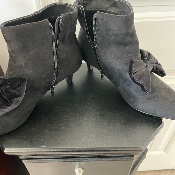 Bow Tie booties. Worn once. Very comfortable 9 1/2 W - Picture 3 of 6